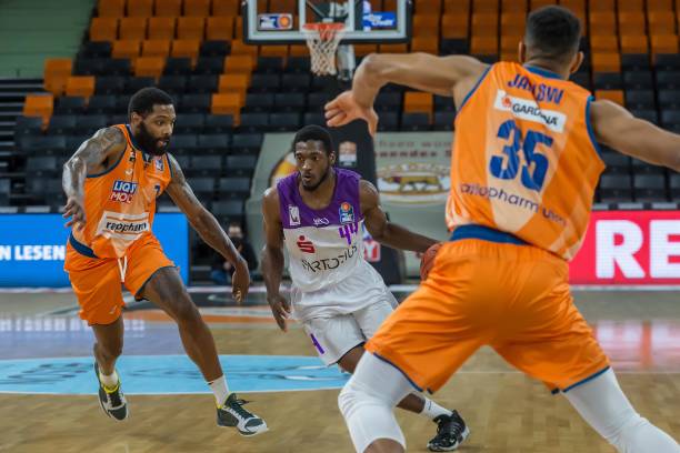 见面礼，姆巴佩在对阵马略卡赛后将球衣送给纳达尔